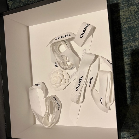 Two large and one medium Chanel bag and a medium box with banding’s. - Picture 4 of 4